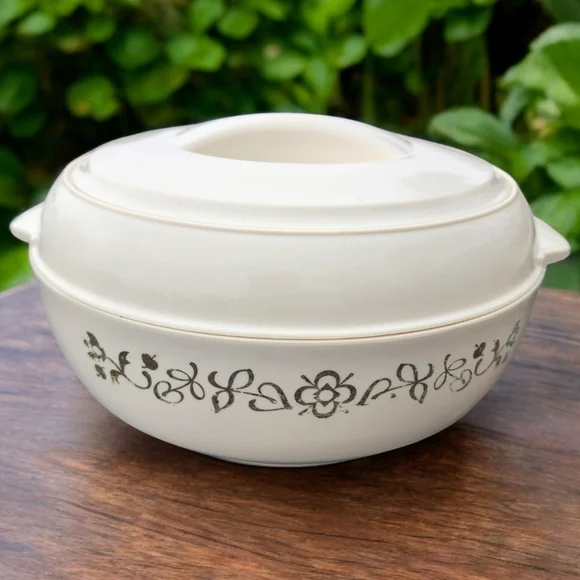 Vintage PELICANO ~ 7" Dia. ~Insulated ~ Food StorageContainer ~ Locking Lid - Picture 1 of 7